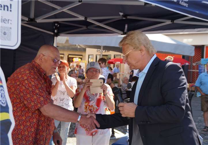 Ein großes Stück Freiheit für Menschen mit Behinderung Rolf Schäfer vertrat den Landkreis Mayen-Koblenz und dankte Peter Butz für sein besonderes Engagement.