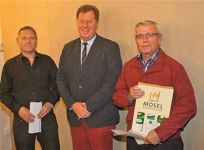 Rolf Scheyer (l.) ist seit 20 Jahren im Rat, Wilfried Muscheid war 30 Jahre dabei. Horst Rasbach (Mitte) gratulierte und überreichte ein Weinpräsent.WT