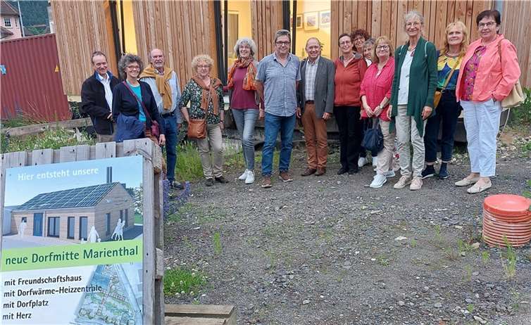 Rolf Schmitt (6. V links) mit den Ahrtal-Gästeführern vor dem Freundschaftshaus in Marienthal.  Foto:Marina Zille