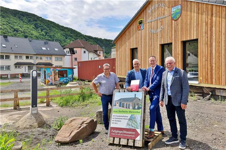 Rolf Schmitt, Bürgermeister Dominik Gieler (v. li.) und Ortsbürgermeister Alfred Sebastian (re.) freuen sich über einen Förderbescheid aus dem rheinland-pfälzischen Dorferneuerungsprogramm für die Neugestaltung der Ortsmitte Marienthal, den Innenminister Michael Ebling (2. v. re.) überreichte. (Foto: Thorsten Trütgen / VG Altenahr)