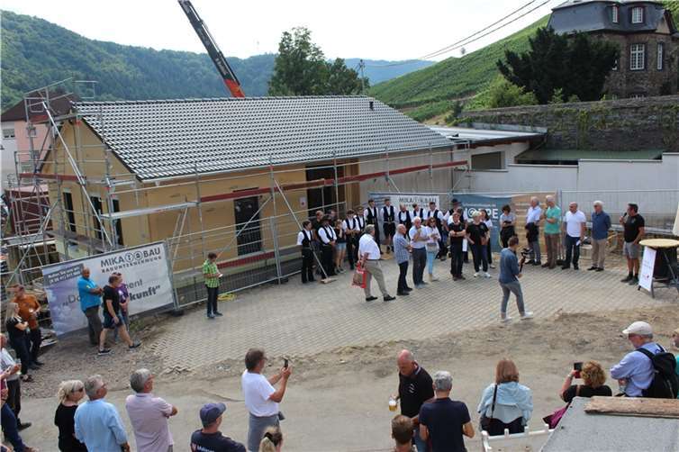 Rolf Schmitt (re.) erläuterte den Wiederaufbau in Marienthal. Fotos: WITE
