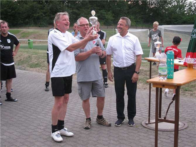 Rolf Schuster (AH Niederbreitbach) wurde mit dem Wanderpokal „Bester Turnierspieler“ ausgezeichnet.