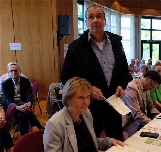 Rolf Seel (stehend) löst als neuer Hauptvorsitzender des Eifelvereins Mathilde Weinandy ab. Fotos: Norgart Gudat