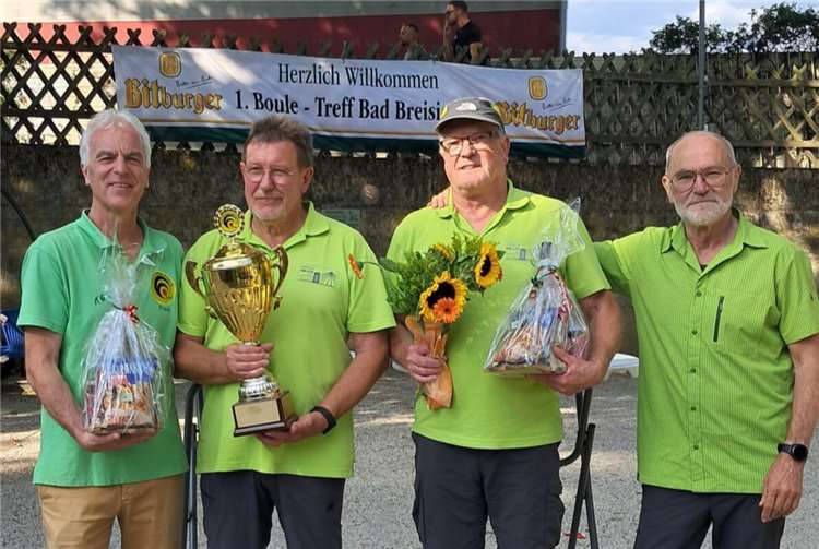 Rolf Straschewski und Norbert Hühner (Mitte) gewannen den Wanderpokal. Foto: privat