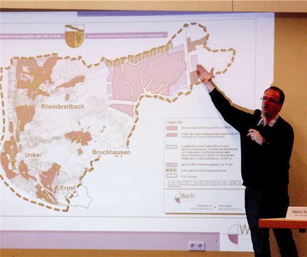 Rolf Weber erläuterte die theoretisch größtmöglich maximale Ausdehnung des Windparks am Asberg per Lageskizze. DL