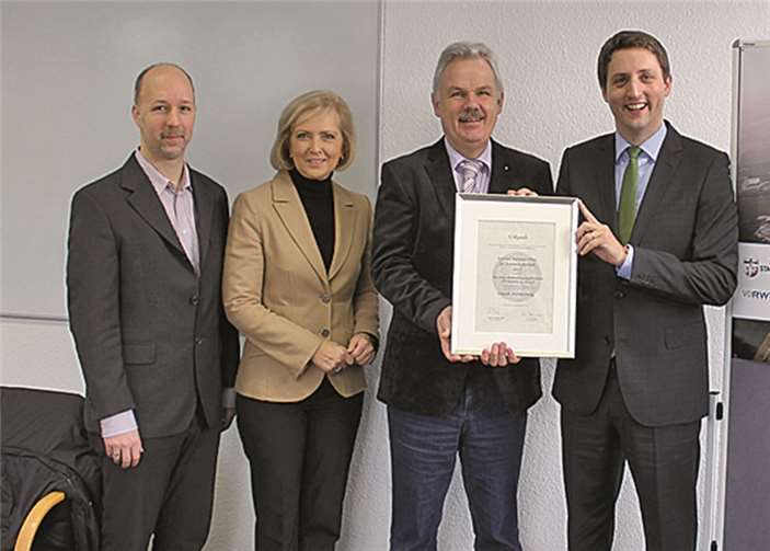 Rolf Wilting, EUROSENSE GmbH, Martina Meyer RWE-Deutschland, Bürgermeister Stefan Raetz und Robin Denstorff, WFEG, mit dem Preis der Konrad Adenauer Stiftung. -WP-