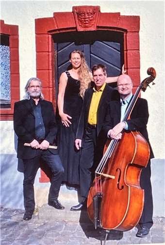 Rolf von Ameln am Piano, Guido Schwab am Kontrabass und Uli Schmidt am Schlagzeug bilden den Klangteppich, auf dem sich Bianca Mey’s emotionale Stimme voll entfalten kann. Foto: privat