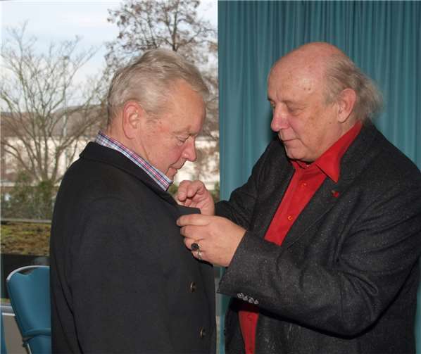 Rolli Diell erhielt den ersten Sessionspin, der das Konterfei des bekannten Redners trägt, aus der Hand von Geschäftsführer Dirk Crecelius (v.l.). US