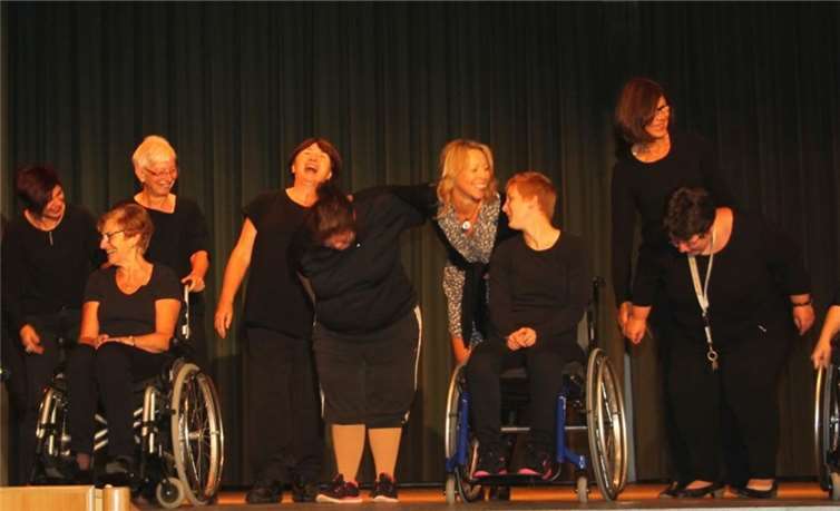 Rolli-Tanz-Projekt in der Caritas Werkstatt Polch. Über reichlich Beifall freute sich die integrative Tanzgruppe nach ihrem 1. Auftritt im Forum Polch.privat