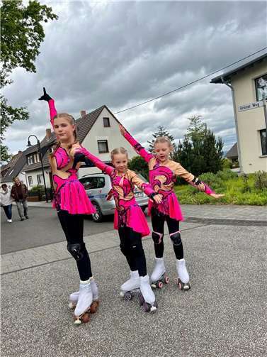 Rollkunstläuferinnen beim Kirmesumzug. Foto: privat