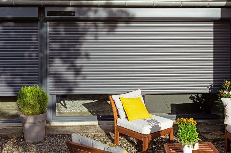 Rollladenantriebe mit Solarmodul und Funkverbindung sind ideal für die Nachrüstung, denn sie lassen sich ohne Stromanschluss installieren.