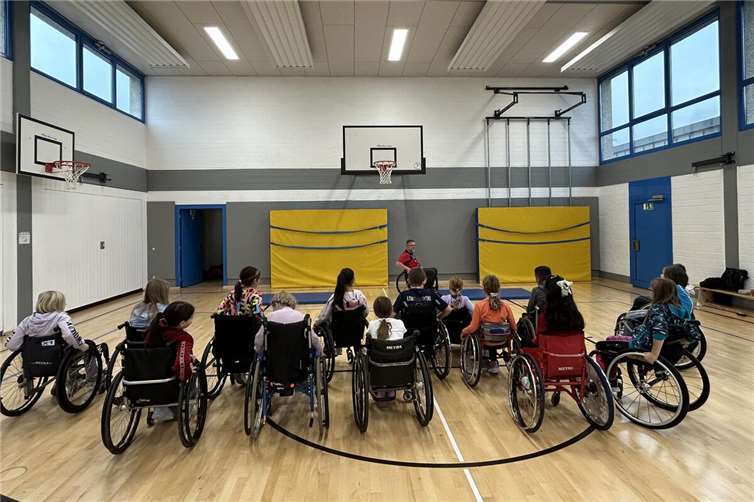 Rollstuhl-Rugby-Star Jörg Holzem brachten den Kindern das Thema Behinderung näher. Foto: Carola Geisen