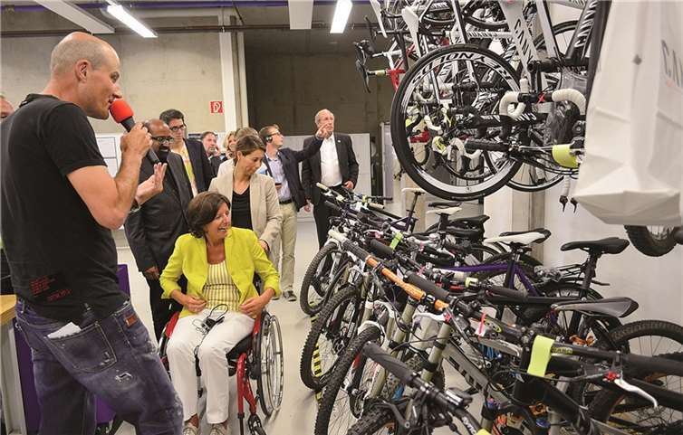 Roman Arnold links zeigte der Ministerpräsidentin auch das Lager der fertigen Räder. -HEP-