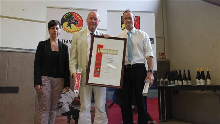 Roman Jäger (Mitte) wurde nun offiziell für seinen langjährigen Einsatz für den Judosport von Jane Hartmann (li.) (Bundesjugendleitung) und dem Präsidenten des Judoverbandes Rheinland und Vizepräsident des DJB Carl Eschenauer (re.) mit dem sechsten DAN des Deutschen Judobundes ausgezeichnet.Quelle: Judoverband Rheinland e.V.