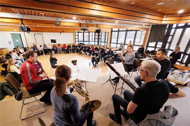 Roman Knižka gemeinsam mit dem Bläserquintett OPUS 45 beim Workshop im Gymnasium im Kannenbäckerland. Fotos: Peter Bongard, Dekanat Westerwald