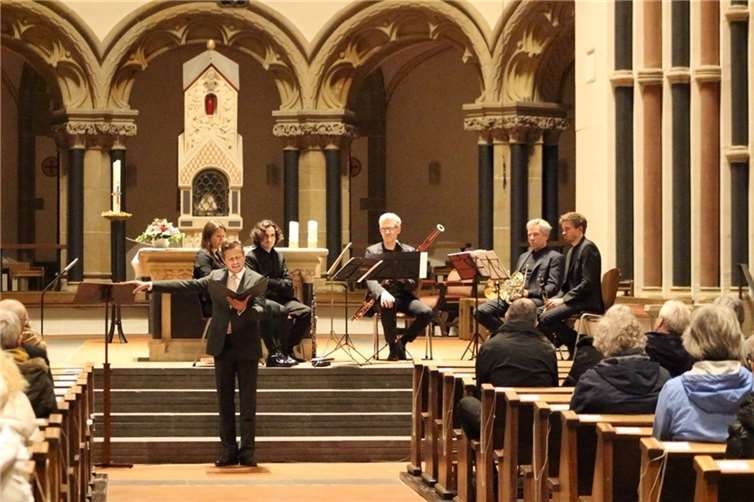 Roman Knižka und das Bläserquintett Opus 45 in der Herz-Jesu-Kirche in Koblenz.Foto: Stadtverwaltung Koblenz