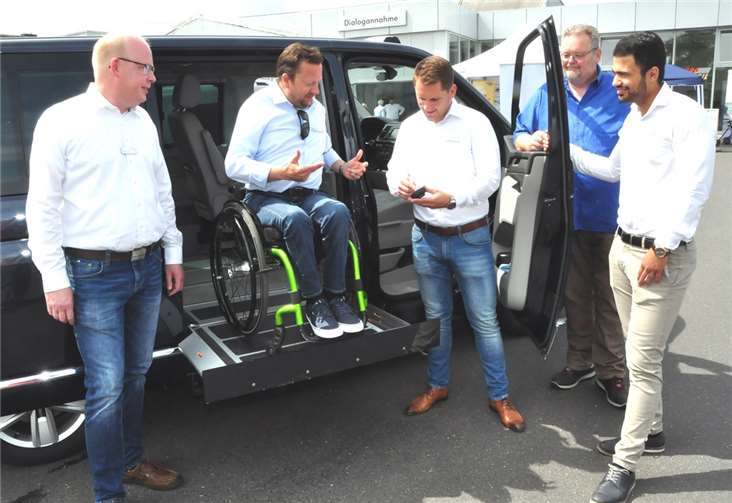 Roman Pott, von Geburt an durch eine Lähmung selbst Betroffener und Spezialist für umgebaute Fahrzeuge, wird an seiner Rollstuhl-Laderampe am T6 Multi-Van die vielen Vorteile mit Fahrhilfen und VW-Assistenzsystemen vorstellen. Fotos: BS