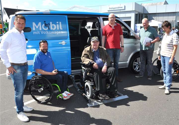 Roman Pott, von Geburt an durch eine Lähmung selbst Betroffener und Spezialist für umgebaute Fahrzeuge, zeigte an seiner Rollstuhl-Laderampe wie es besser geht. Fotos: BS