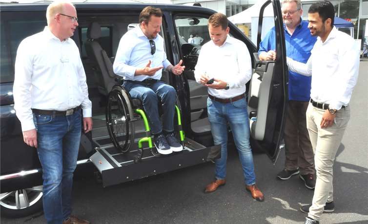 Roman Pott, von Geburt an gelähmt und Spezialist für umgebaute Fahrzeuge, präsentierte an seiner Rollstuhl-Laderampe am T6 Multi-Van die vielen Vorteile von Fahrhilfen und VW-Assistenzsystemen. Fotos: BS