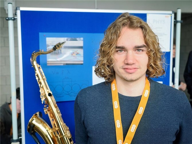 Roman Spitzer untersuchte anhand seines Saxophons die Einflussnahme des Saxophonkörpers auf stehende Wellen. 