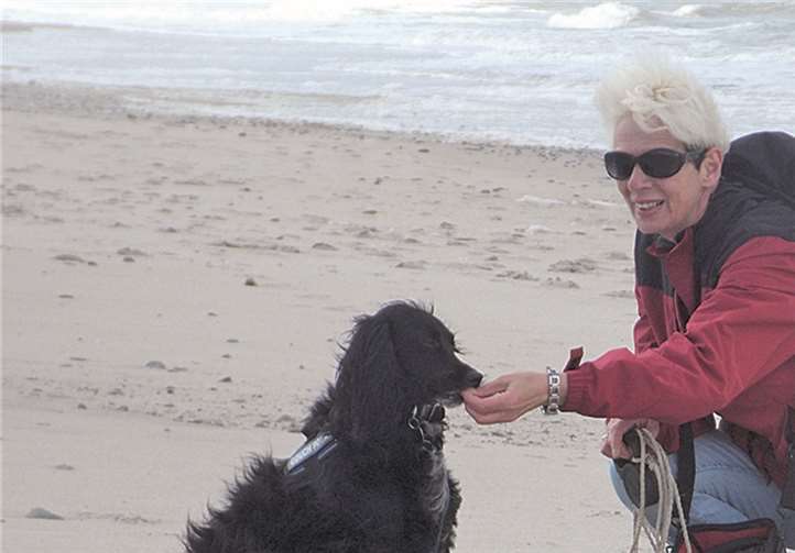 Romanheldin Gina und Autorin Rita Goblitschke beim Strandspaziergang in Dänemark.  Privat