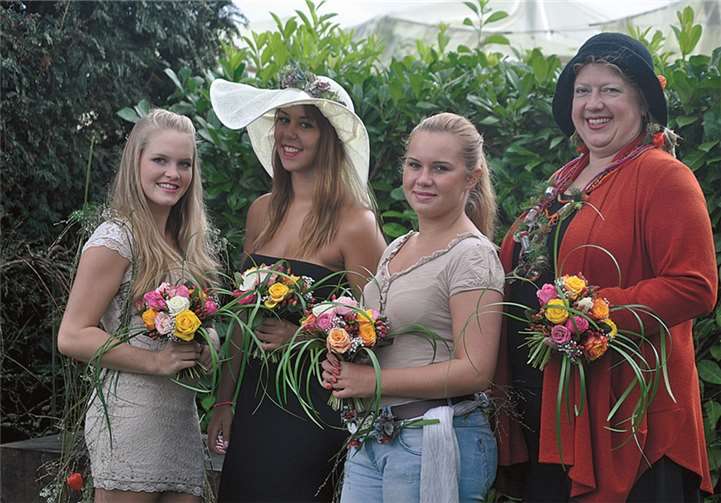 Romantisch! Blumen und Frauen - was könnte schöner harmonieren!?  Simone Schäfer