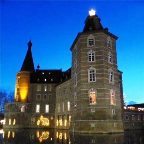 Romantische Lichtspiele auf der Schlossfassade.