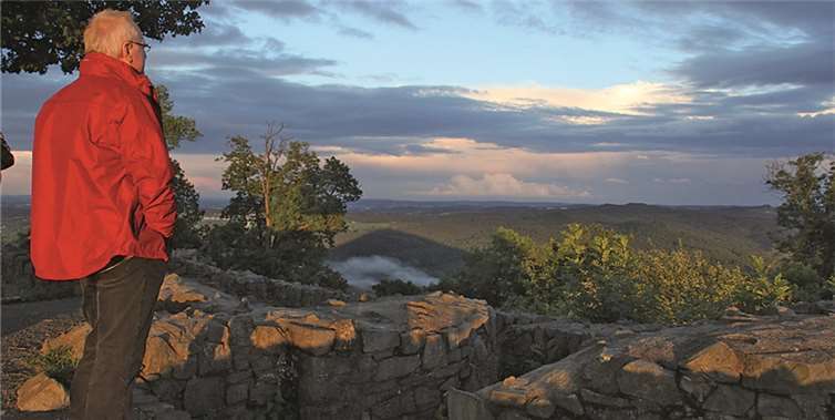Romantischer Sonnenuntergang auf der Löwenburg, Siebengebirge.Privat