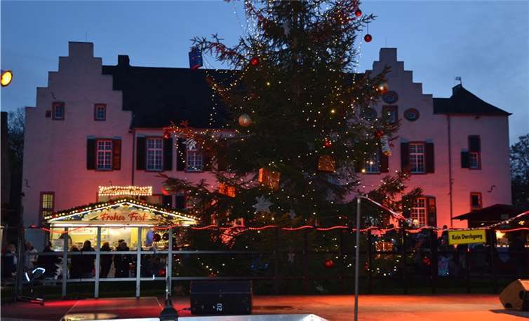 Romantischer Weihnachtsmarkt auf der Burg Heimerzheim.Weigert