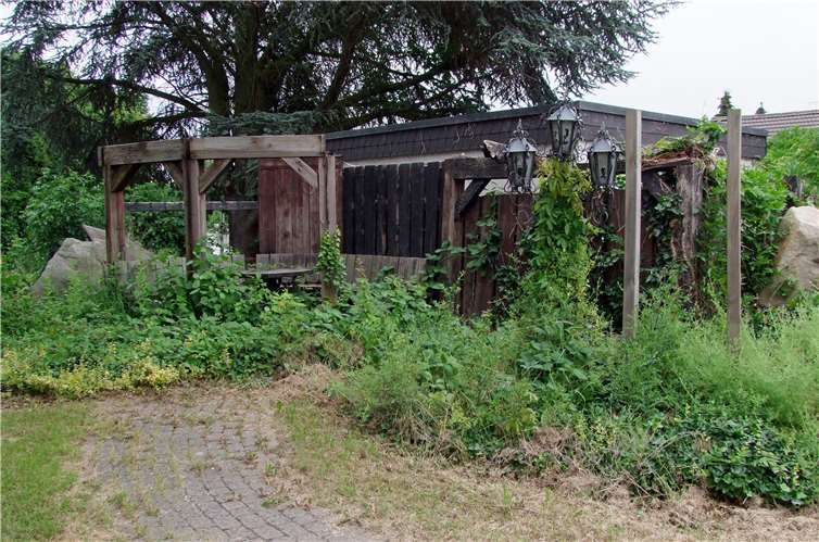 Romatisch und verwunschen, aber nicht nutzbar - Ringen Ecke Rheinbacher Str./Im Kreuzerfeld.