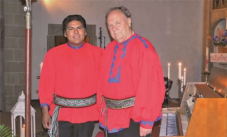 Romayne Wheeler und sein Schüler Romeyno Gutiérrez bringen die die Musik der Sierra Tarahumara näher. privat