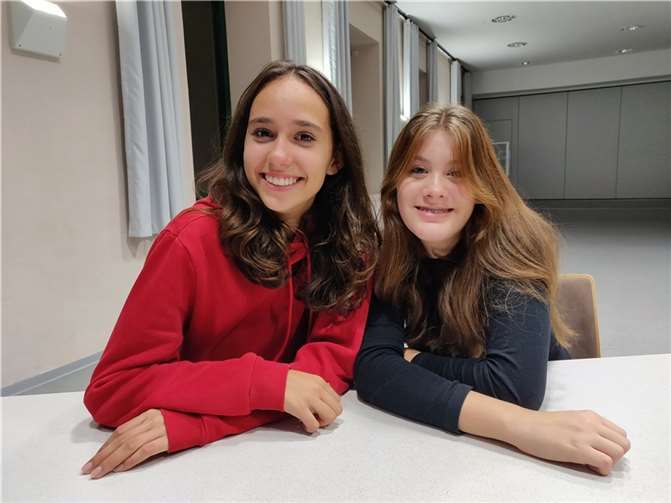 Romina Adams und Anna Brüggemeyer (v. l.) proben schon fleißig für „Der Räuber Hotzenplotz“. Foto: privat