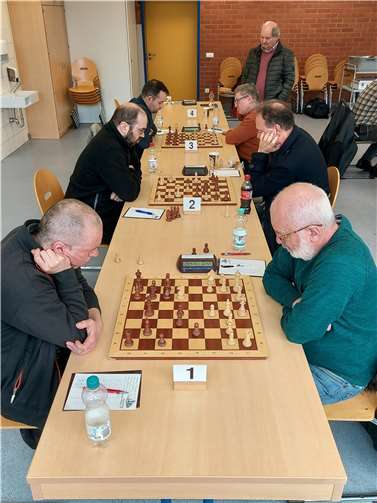 Romuald Mainka (vorne links) gewinnt gegen den starken Yuri Boidman (rechts). Foto: Frömbgen