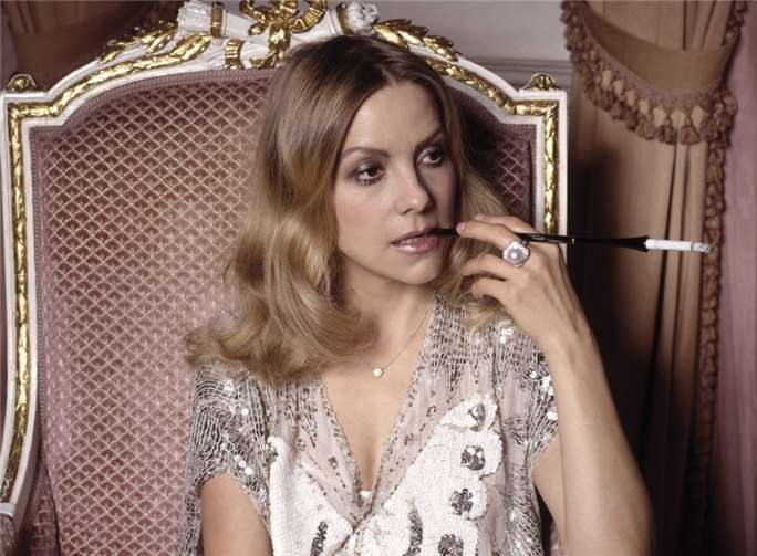 Romy Schneiders Tagebuchaufzeichnungen, Briefe Telefonate, Interviews ergeben ein vielschichtiges Bild des Weltstars. „Ich kann nichts im Leben, aber alles auf der Leinwand“, urteilt Romy Schneider über sich selbst. Ein Abend, der den bewegenden und bewegten Lebensweg dieser Ikone der Filmwelt, von den heiteren Sissi-Anfängen bis zu ihrem frühen tragischen Lebensende nachzeichnet und erlebbar macht.Privat