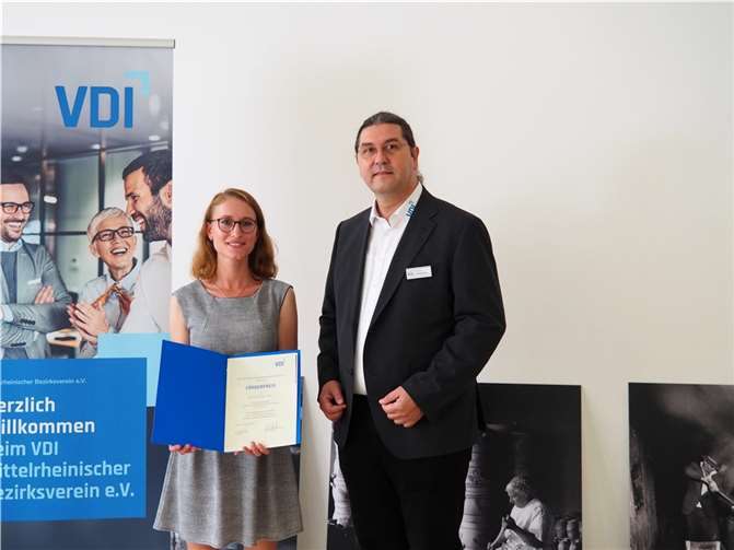 Ronja Fischer M.Sc. erhielt für ihre Masterarbeit am Rhein-Ahr-Campus der Hochschule Koblenz den VDI-Förderpreis. Dr. Thomas Kinsky, Vorsitzender des VDI Mittelrheinischer Bezirksverein e.V. gratulierte ihr zu ihrer herausragenden Leistung, die einen wichtigen Beitrag in die Rettungsmedizin bringt.  Foto: VDI - Marianne Lotz