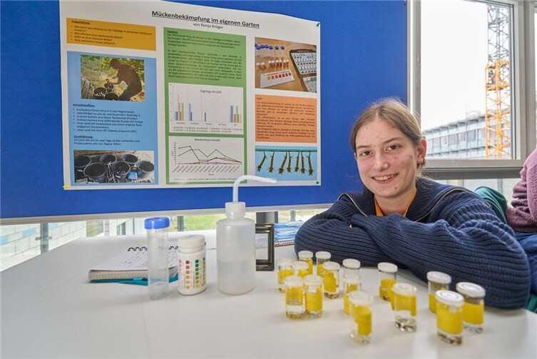 Ronja Kröger forscht nach einer Methode, mit der man Stechmücken umweltfreundlich bekämpfen kann. 