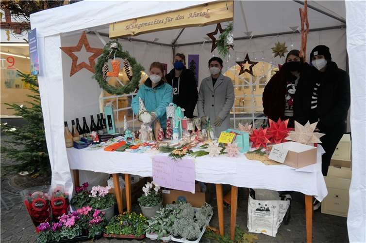 Ronja Wagner von der Schülervertretung des Martinus-Gymnasiums Linz präsentiert einen kleinen Weihnachtswichtel. Wird er verkauft, geht der Erlös ins Ahrtal. Foto: privat