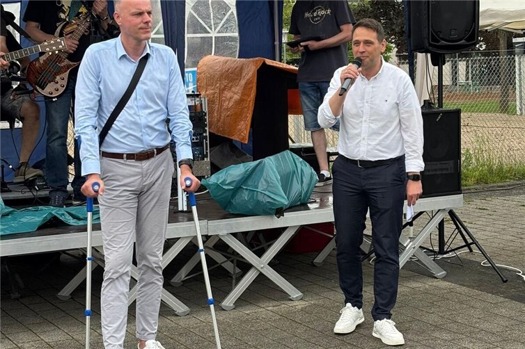 Ronny Apitius eröffnet mit Bürgermeister Sven Schnieber das Platzkonzert