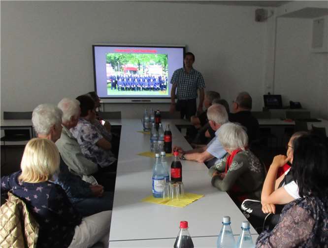 Ronny Zlligen, Wehrleiter der Freiwilligen Feuerwehr in der Verbandsgemeinde Bad Breisig, erläuterte den SPD-Senioren die Aufgaben und die Organisation der Feuerwehr im Breisiger Land. privat
