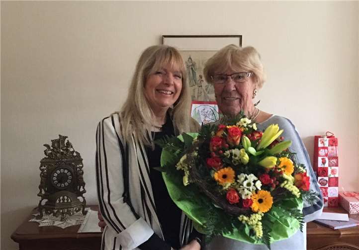 Rosa Engel nahm die Glückwünsche von Gaby Zils entgegen.Foto: privat