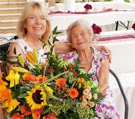 Rosa Woitschek freute sich über den Besuch der Beigeordneten Gabriele Zils. Stadt Bendorf