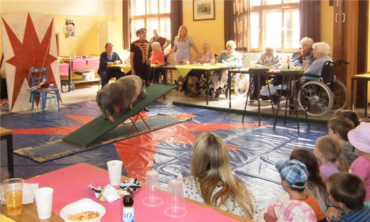 Rosalie zeigte ihre Künste, in dem sie unter anderem balancierte.privat