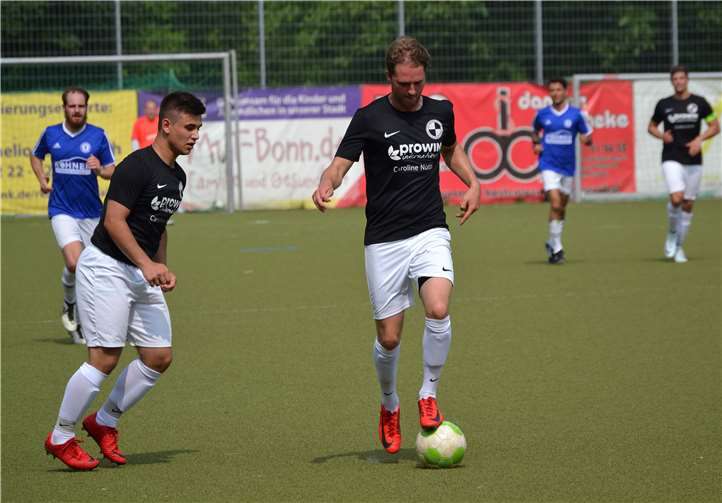 Rosario Kaufmann (li.) und Robin Hilgert (re.) im artistischen Zusammenspiel.