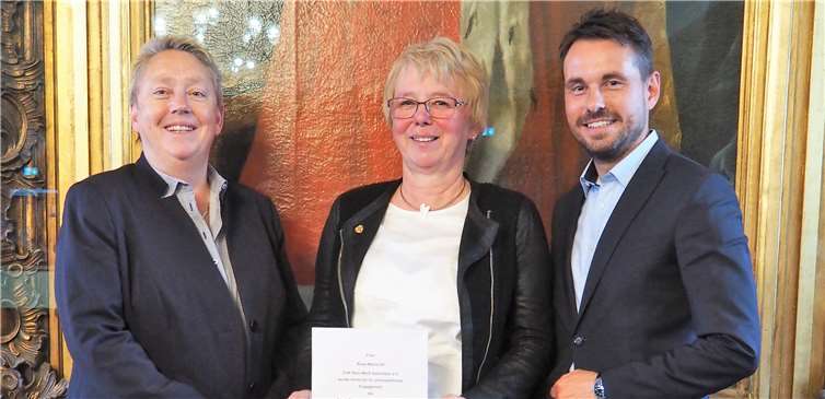 Rose-Maria Olf mit Bürgermeisterin Ulrike Mohrs und Oberbürgermeister David Langner. Foto: H. Hühnerfeld