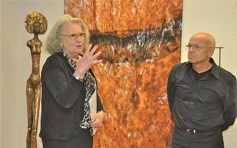 Rosemarie Bassi erläuterte nicht nur die „Kunstfotografien“ von Hans-Jürgen Vollrath, sondern stellte die Landschaftsmotive des Ahrtales in den Vordergrund der Betrachtung.AB