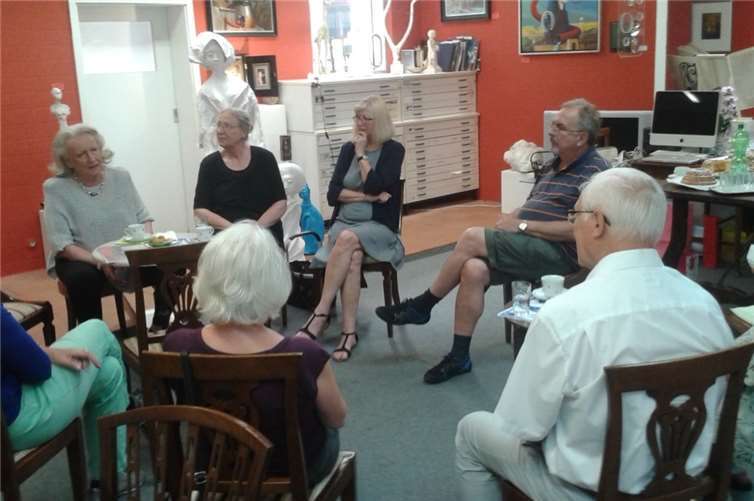 Rosemarie Bassi /(l.) wusste Interessantes aus den vielen Jahren, seit denen sie sich schon der Kunst widmet, zu berichten. privat