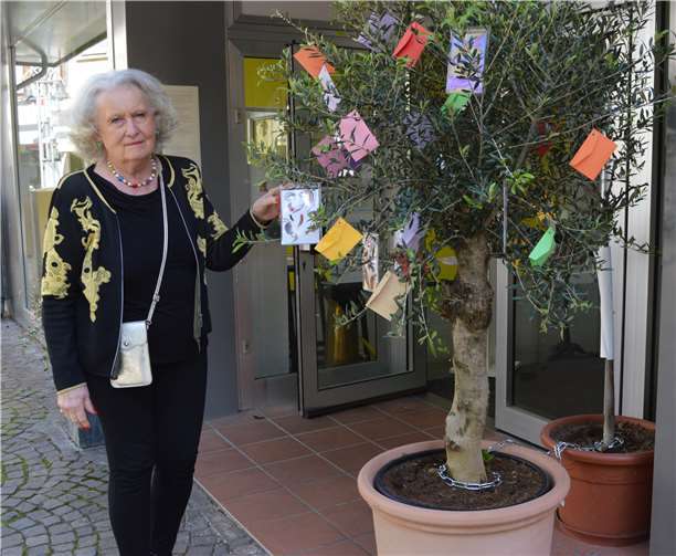 Rosemarie Bassi setzte eine Idee in die Tat um und gestaltete einen „Wish-Tree“.Foto: AB