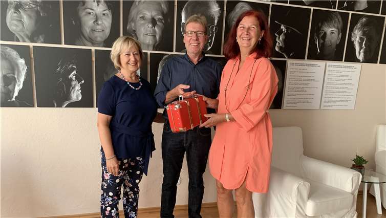 Rosemarie Jahn (v.li.n.re.) und Hans -Albert Jahn übergaben Ulrike Dobrowolny ihre Spende. Foto: privat