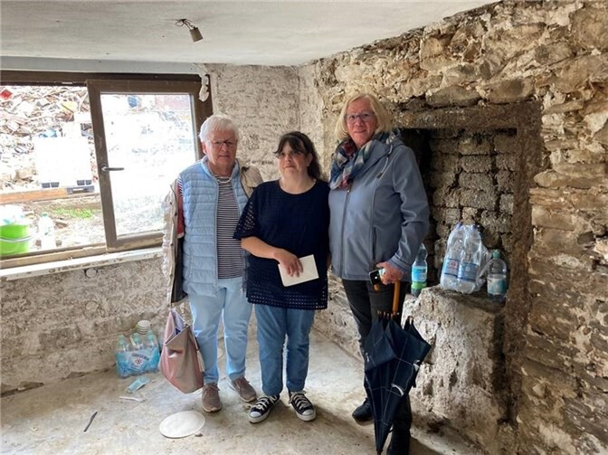 Rosemarie Pfefferkorn und Ursel Stein vom Frauenchor Oberbieber übergaben die Spende an eine in aktuelle Notlage geratene Familie in Insul.Foto: Privat