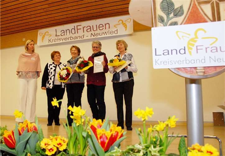 Rosemarie Philipsenburg und Sieglinde Kühl aus Oberhonnefeld sowie Heidi Jungbluth aus Bonefeld wurden für ihre Arbeit in den Bezirken des Kreislandfrauenverbandes geehrt. Links im Bild: Geschäftsführerin Sabine Jung und Vorsitzende Hella Holschbach.